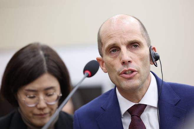 Làm phiên dịch viên khó cỡ nào: Tình huống trong phiên điều trần Quốc hội Hàn Quốc khiến tất cả đều phải toát mồ hôi - Ảnh 1