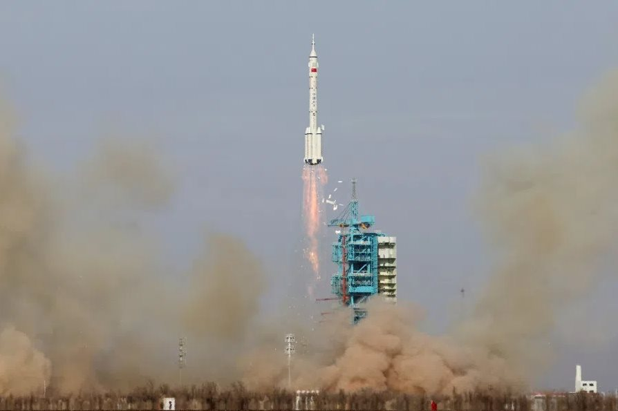 Cuộc đua gần 400.000 km lên mặt trăng: Hơn 76 nước và 70.000 vệ tinh tham gia với 220 vụ phóng - Ảnh 2