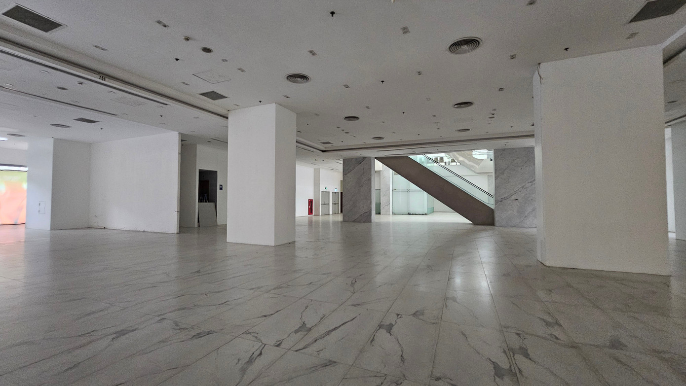 Cảnh cuối năm trung tâm thương mại Hà Nội nhiều nơi 'cửa đóng then cài' - Ảnh 3