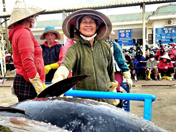 Cá ngừ đại dương trúng mùa, ngư dân Đắk Lắk thu lãi trước Tết - Ảnh 6