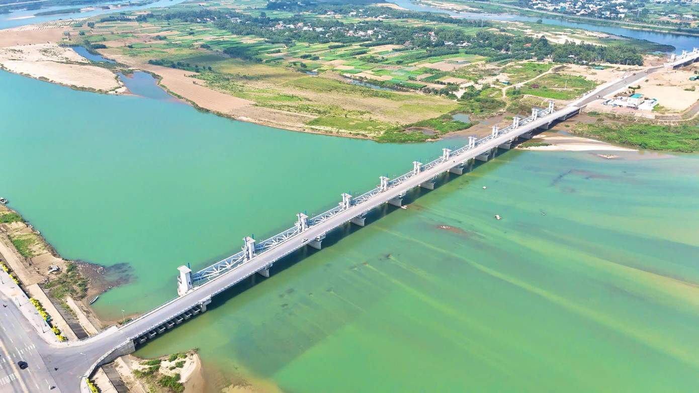 Sắp thông xe cầu trên đập dâng Trà Khúc gần 1.500 tỷ đồng - Ảnh 2