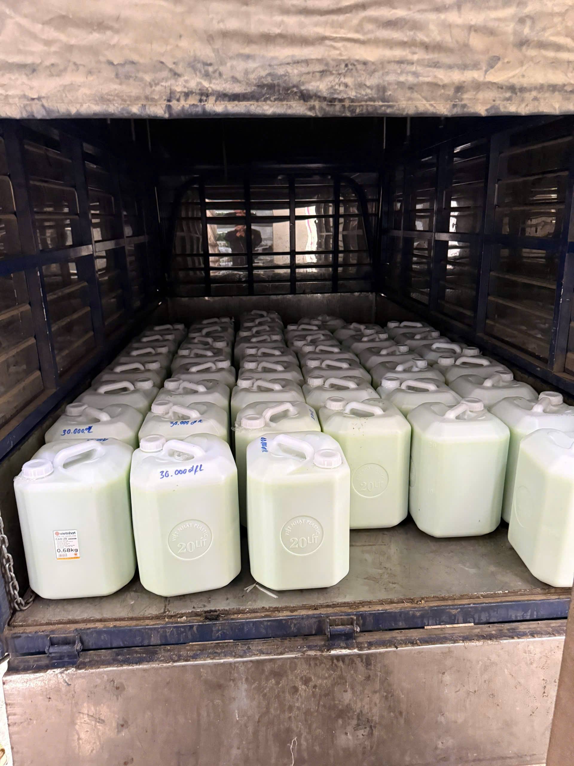 Sau vụ pate Cột Đèn Hải Phòng, tiếp tục phát hiện và thu giữ lô rượu cốm không hóa đơn chứng từ - Ảnh 2