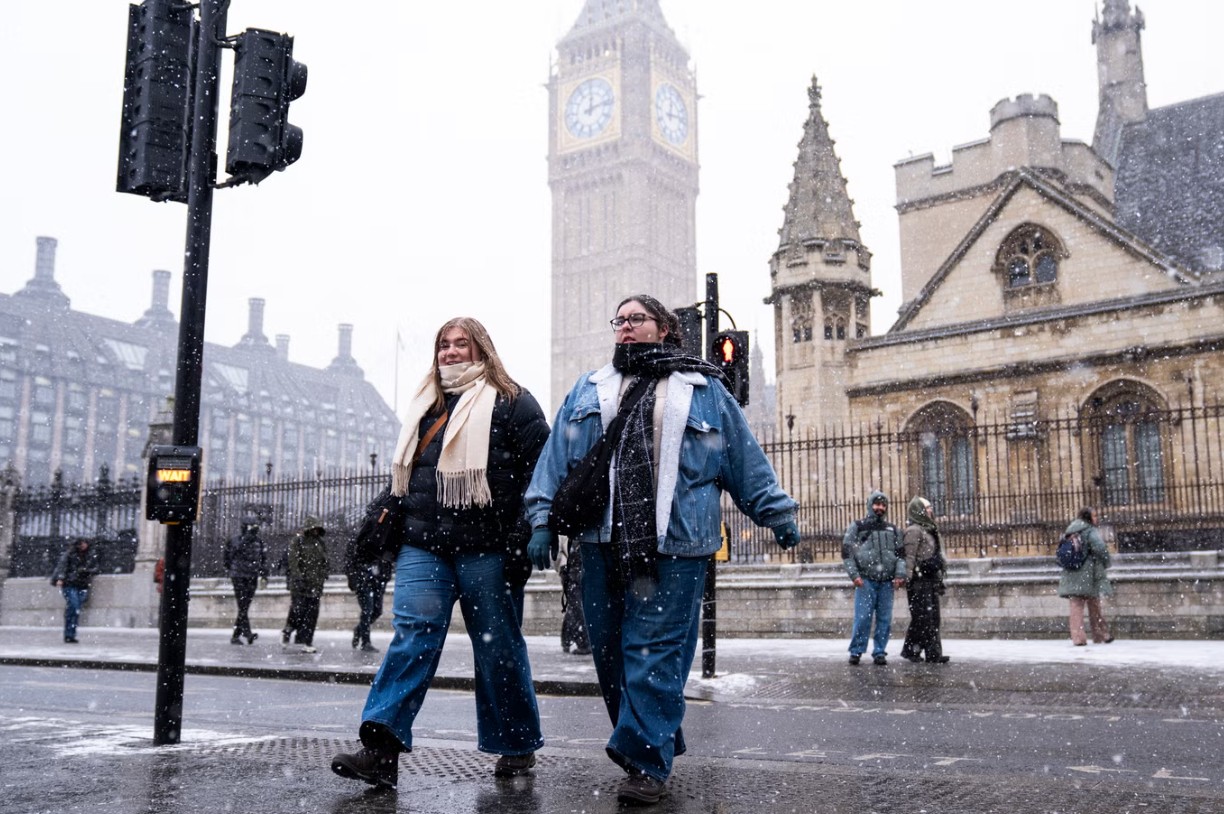 Người Anh sợ mùa đông vì "bão giá": Hứng nước tắm để xả bồn cầu, đêm lạnh cóng cũng không dám bật máy sưởi - Ảnh 1