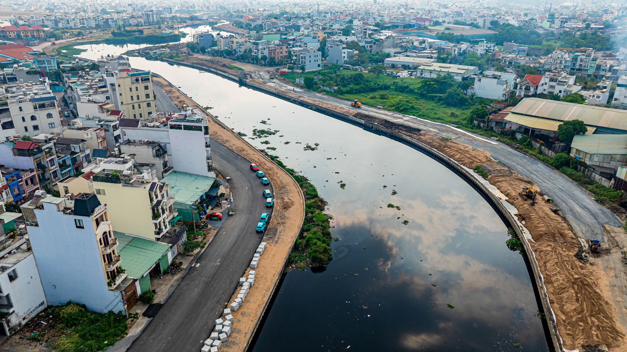 Dự án cải tạo kênh 9.000 tỷ, dài nhất TP.HCM: Đoạn đã “khoác áo mới”, đoạn vẫn ngổn ngang bùn đất - Ảnh 3