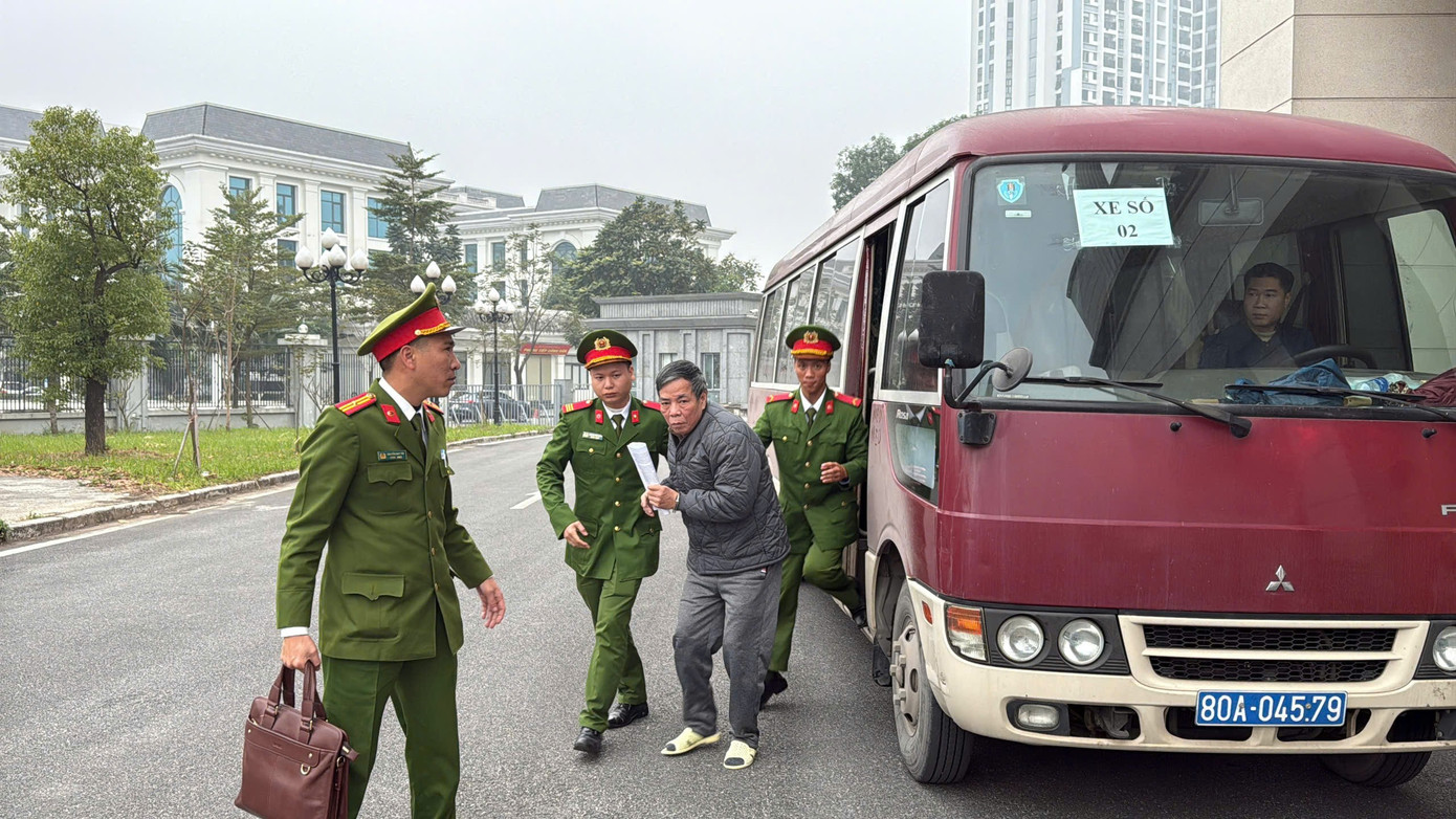 Cảnh sát dẫn giải dàn cựu lãnh đạo Tổng công ty Xi măng Việt Nam đến tòa - Ảnh 5