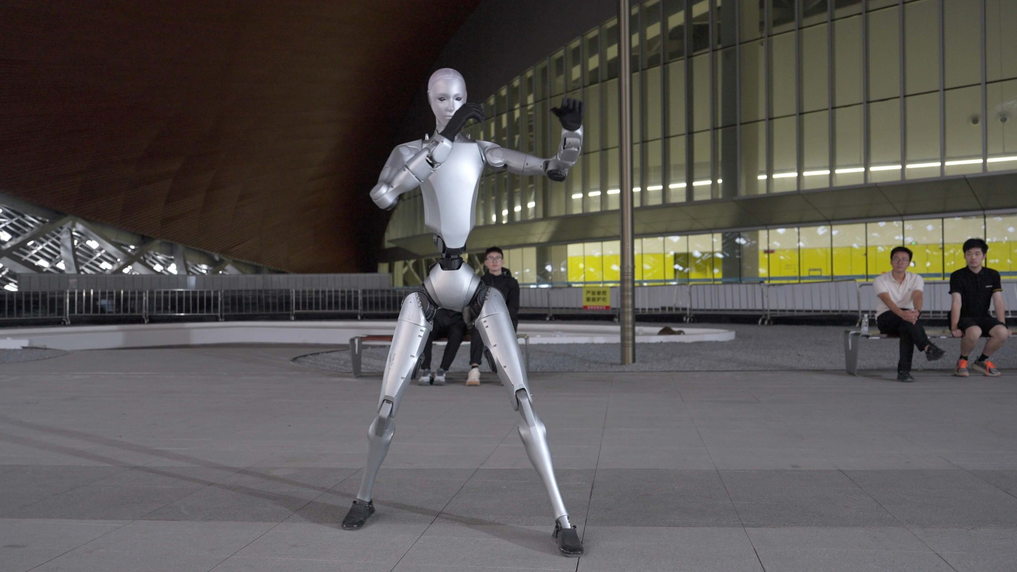Robot hình người biểu diễn võ thuật ngày càng đáng sợ, con người liệu còn cơ hội nếu số phận quyết định trong võ đường - Ảnh 1