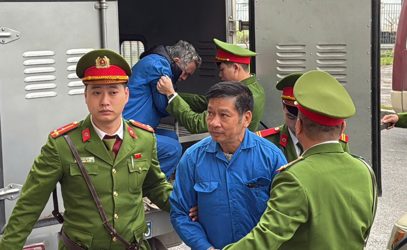 Cảnh sát dẫn giải dàn cựu lãnh đạo Tổng công ty Xi măng Việt Nam đến tòa - Ảnh 1