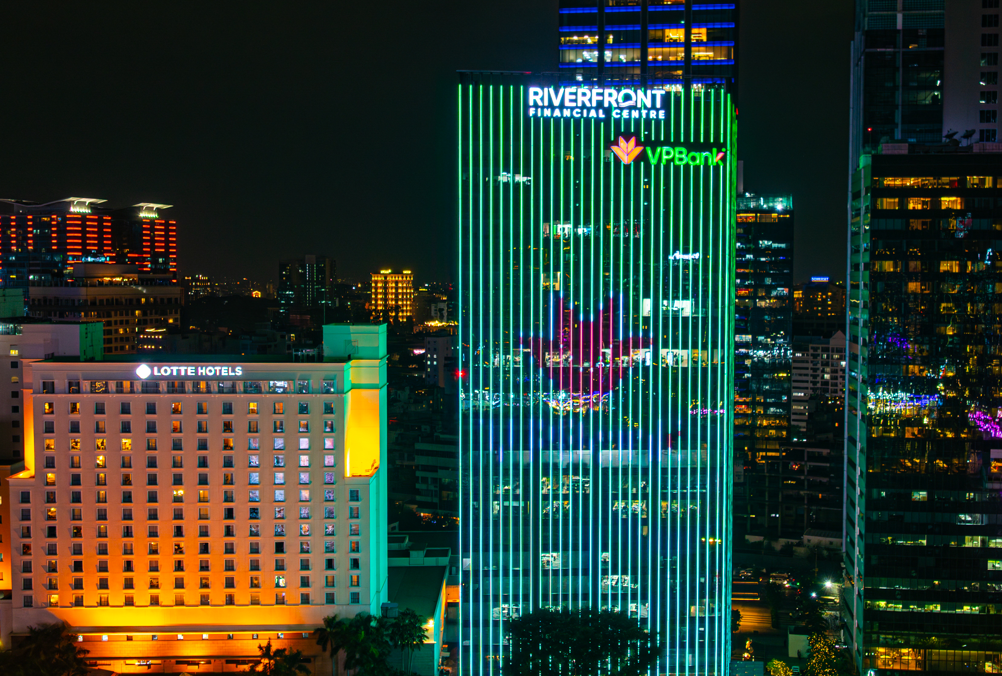 Buổi tối trong các văn phòng ở TP.HCM: VPBank sáng đèn nhiều hơn khách sạn, Viettel vẫn nhộn nhịp sau 20h, nhân viên CJ về đúng giờ - Ảnh 4