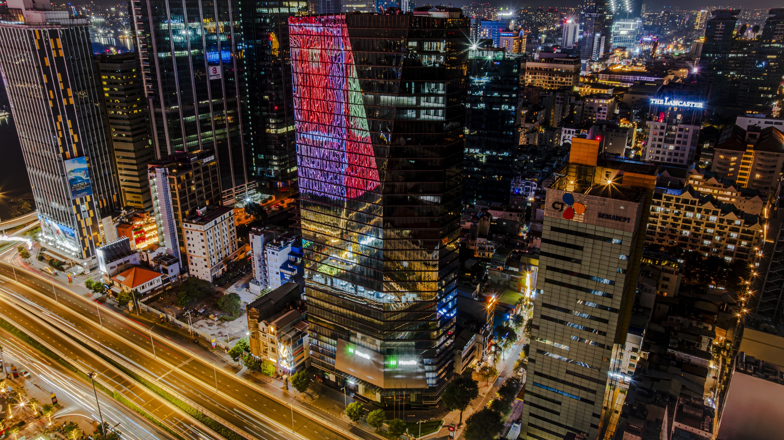 Buổi tối trong các văn phòng ở TP.HCM: VPBank sáng đèn nhiều hơn khách sạn, Viettel vẫn nhộn nhịp sau 20h, nhân viên CJ về đúng giờ - Ảnh 6