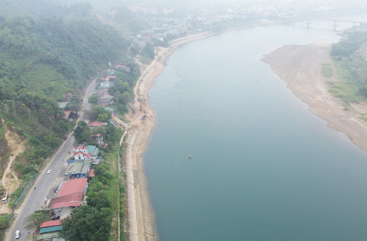 Dự án kè sông Đà gần 500 tỉ đồng chậm tiến độ - Ảnh 1