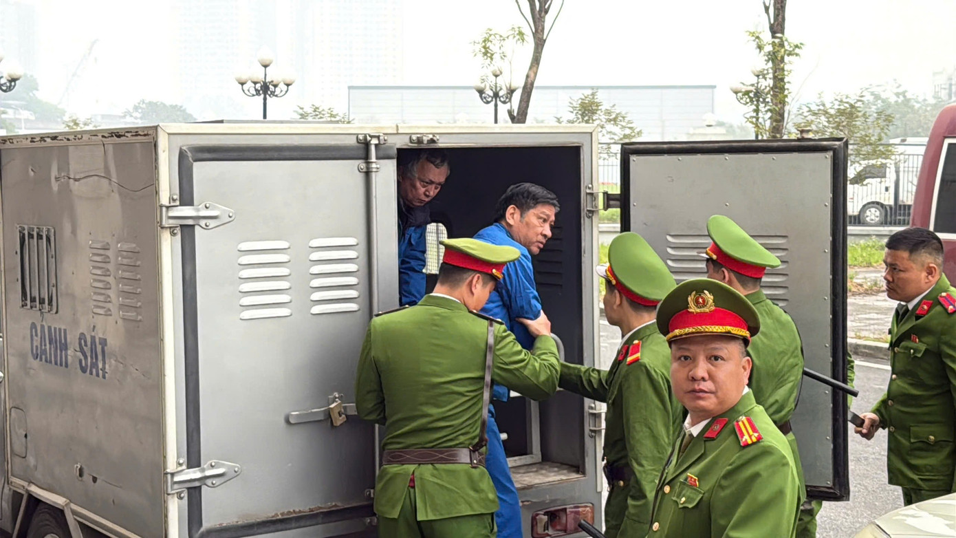 Cảnh sát dẫn giải dàn cựu lãnh đạo Tổng công ty Xi măng Việt Nam đến tòa - Ảnh 8