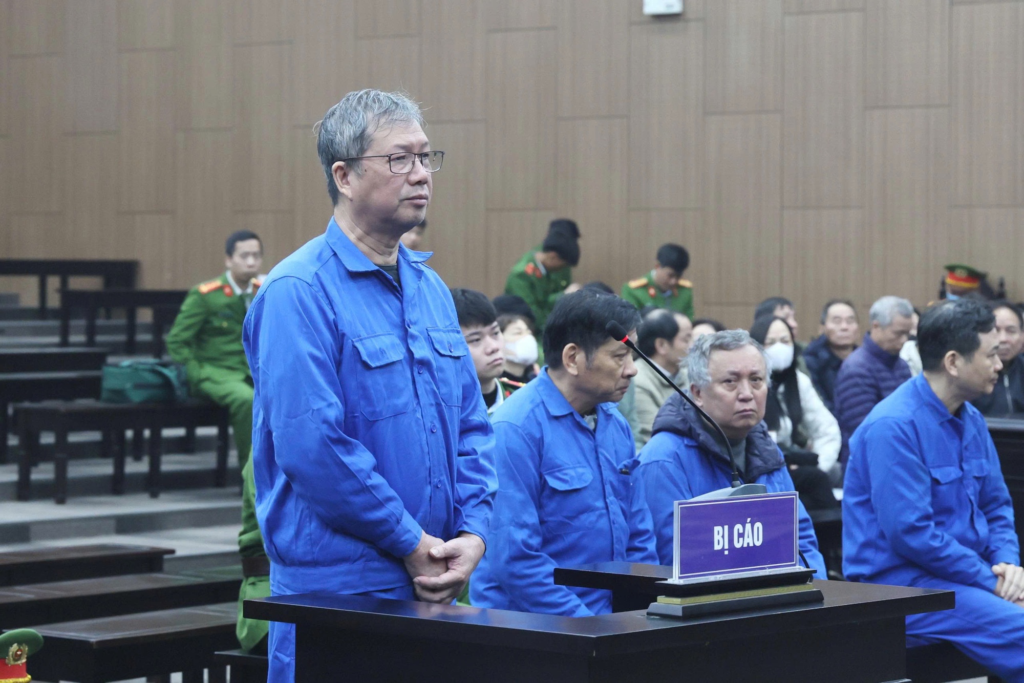 Cựu tổng giám đốc VICEM nói "không ngạc nhiên" khi nhận "quà Tết" hàng trăm triệu đồng - Ảnh 2