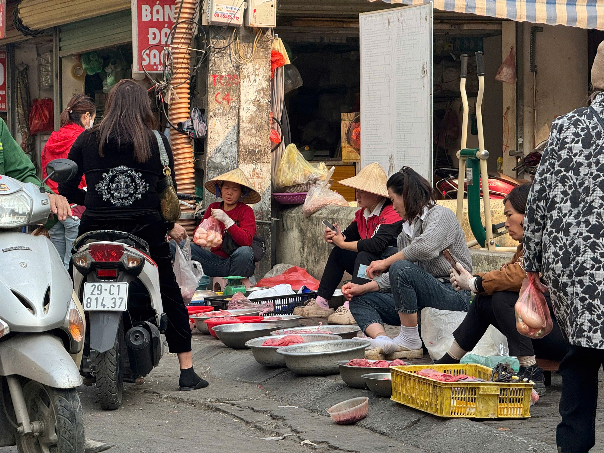 Hà Nội xoá bỏ chợ cóc, tiểu thương lo kế sinh nhai - Ảnh 2