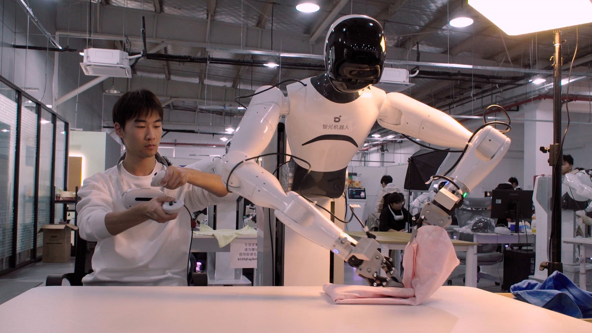 Nghịch lý 2026: Sinh viên công nghệ phải đi ‘làm xiếc’ cho robot học việc và sự thật bên trong trại huấn luyện người máy lớn nhất hành tinh - Ảnh 6