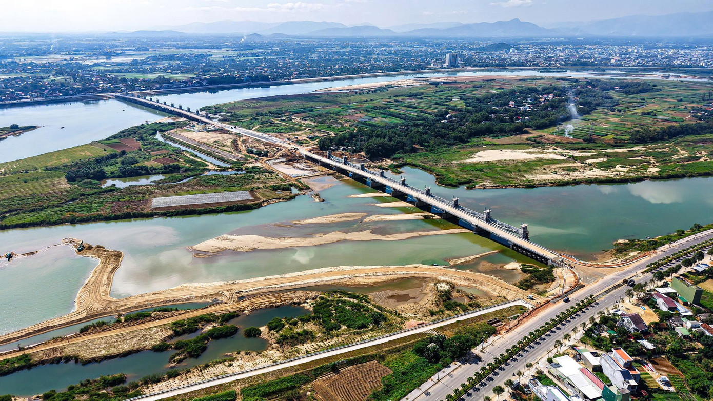 Sắp thông xe cầu trên đập dâng Trà Khúc gần 1.500 tỷ đồng - Ảnh 1