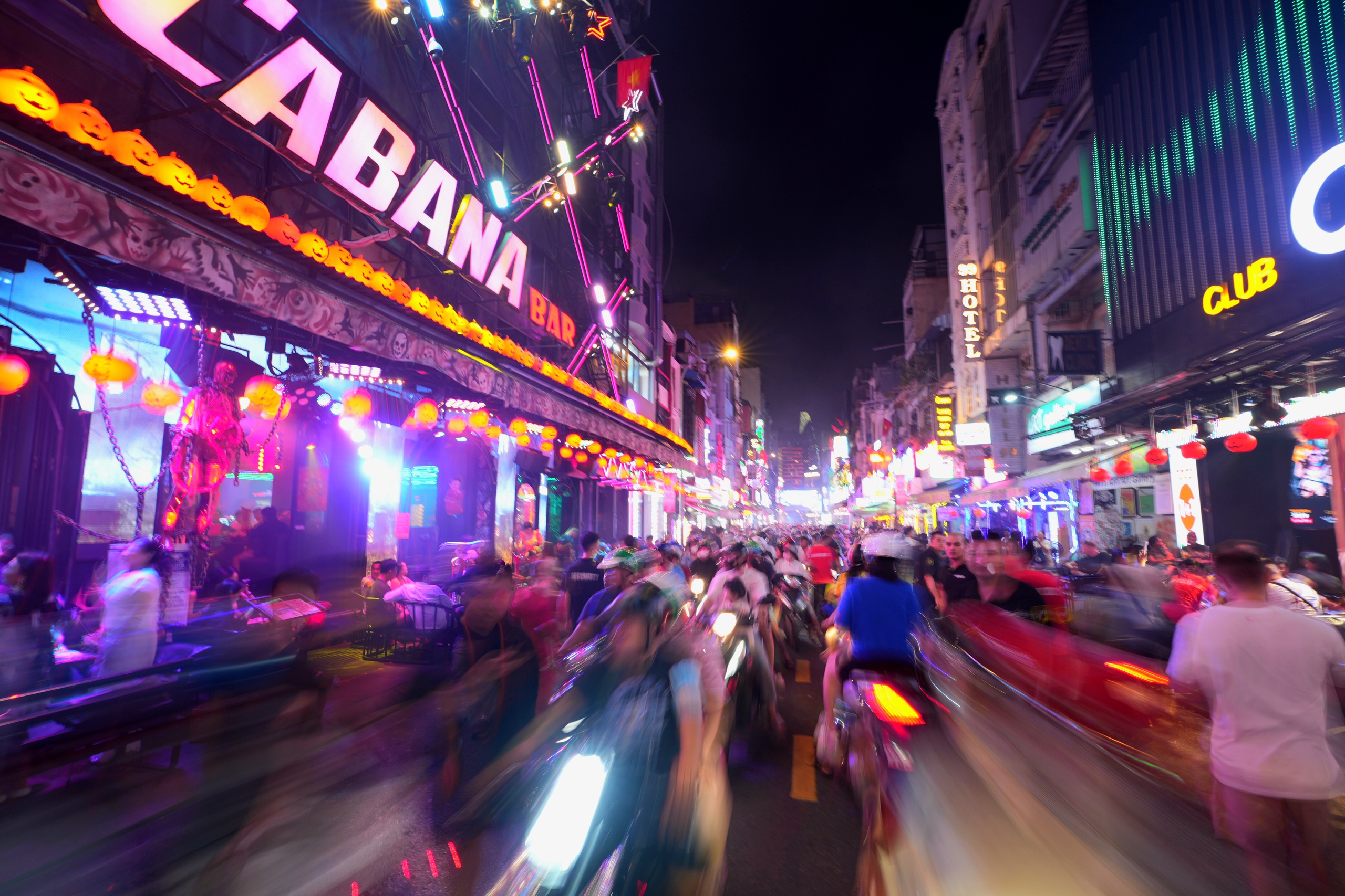 Buổi tối trong các văn phòng ở TP.HCM: VPBank sáng đèn nhiều hơn khách sạn, Viettel vẫn nhộn nhịp sau 20h, nhân viên CJ về đúng giờ - Ảnh 7