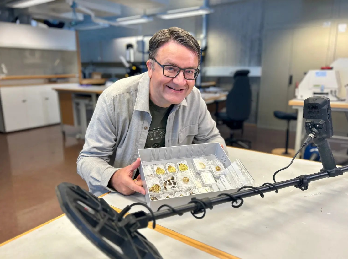 Đang đi chơi, người đàn ông nhặt được "kho báu" vàng - Ảnh 5