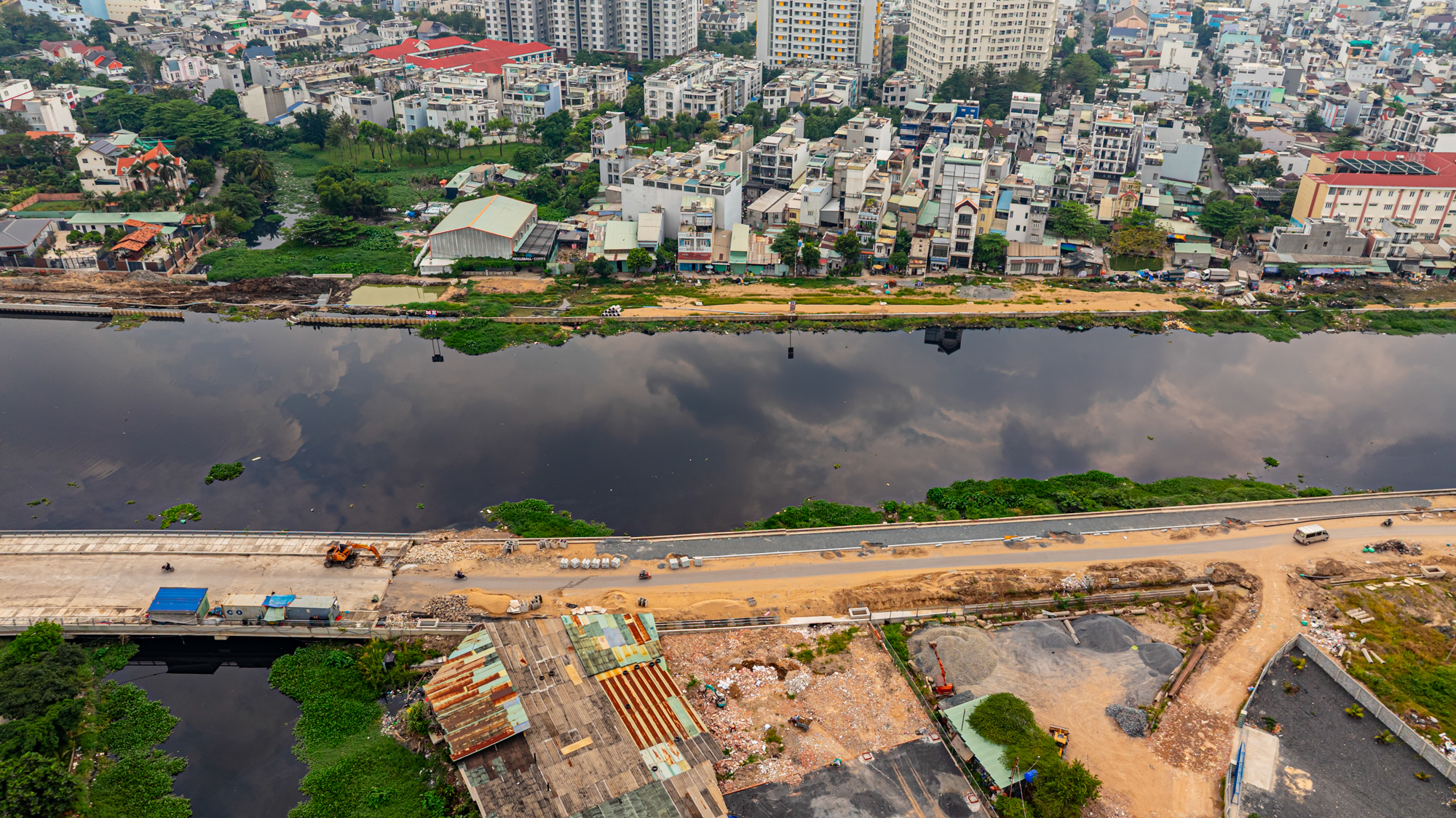 Dự án cải tạo kênh 9.000 tỷ, dài nhất TP.HCM: Đoạn đã “khoác áo mới”, đoạn vẫn ngổn ngang bùn đất - Ảnh 5
