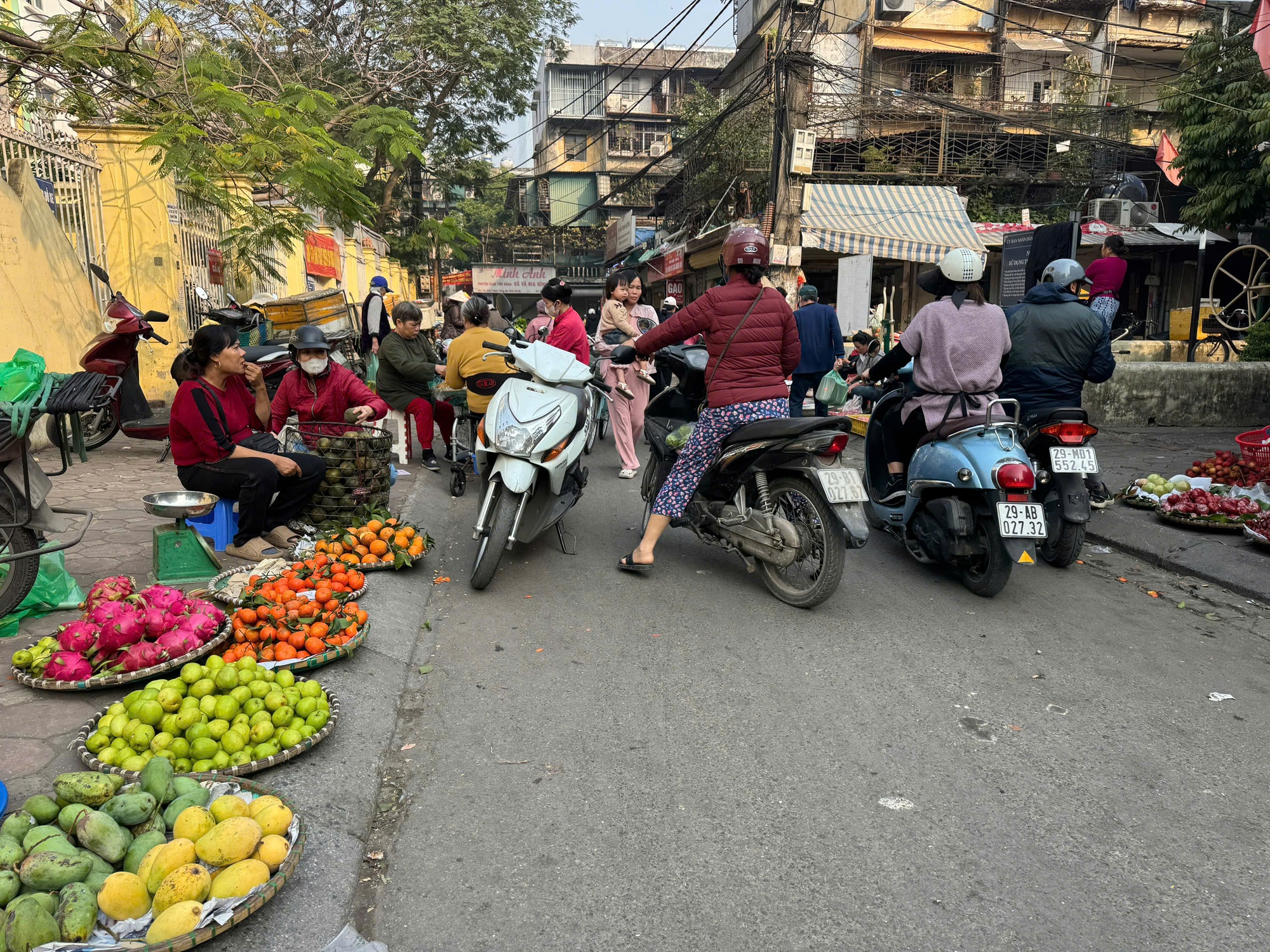 Hà Nội xoá bỏ chợ cóc, tiểu thương lo kế sinh nhai - Ảnh 3