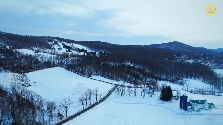 Năm 1930, toàn bộ dân của một ngôi làng đã mất tích bí ẩn, để lại quần áo và thức ăn đang nấu dở - Ảnh 1