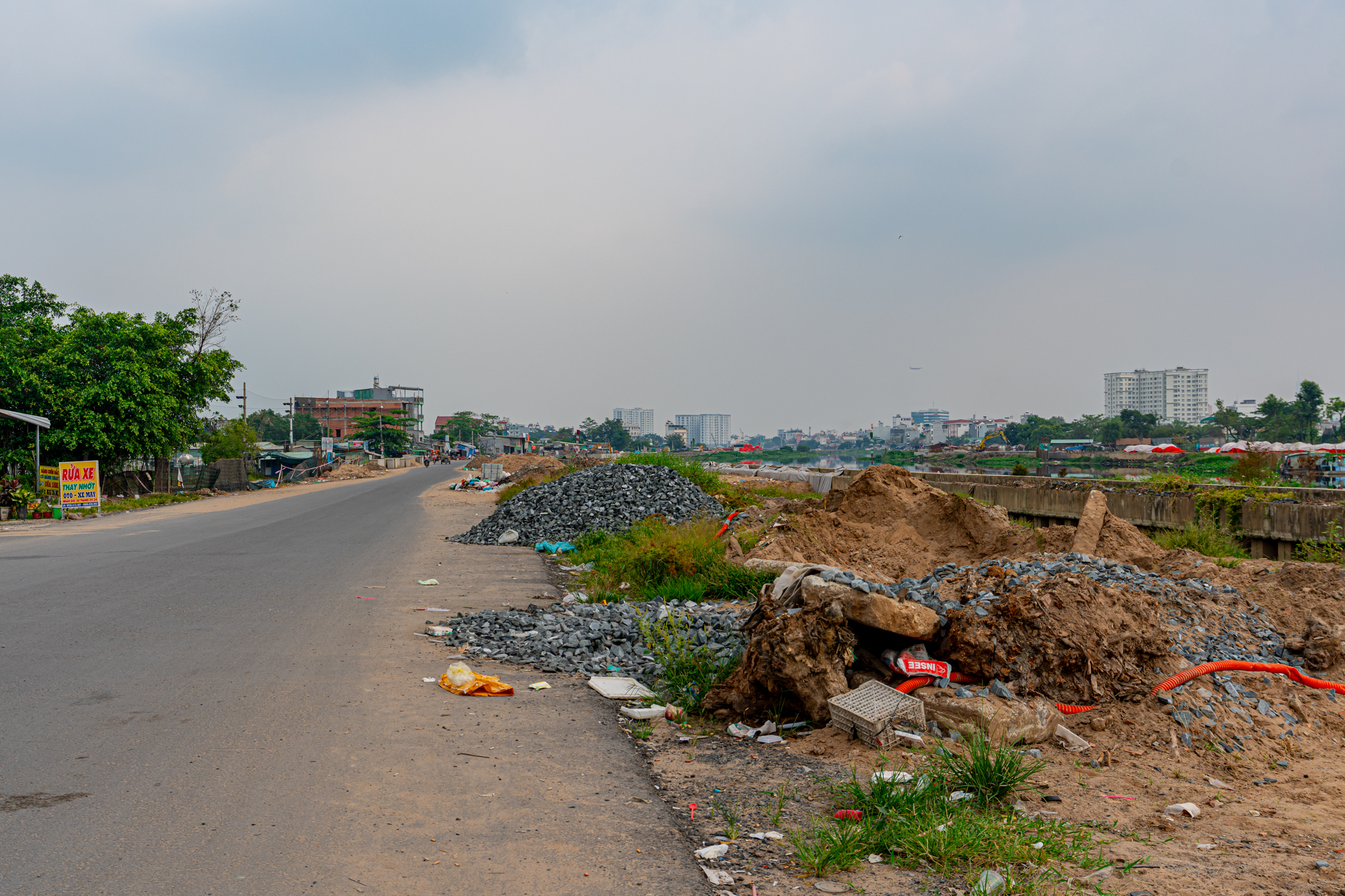 Dự án cải tạo kênh 9.000 tỷ, dài nhất TP.HCM: Đoạn đã “khoác áo mới”, đoạn vẫn ngổn ngang bùn đất - Ảnh 6