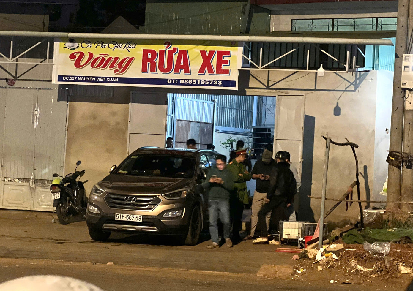 Cảnh sát phong toả căn nhà, truy tìm nghi phạm vụ cướp ngân hàng ở Gia Lai - Ảnh 5