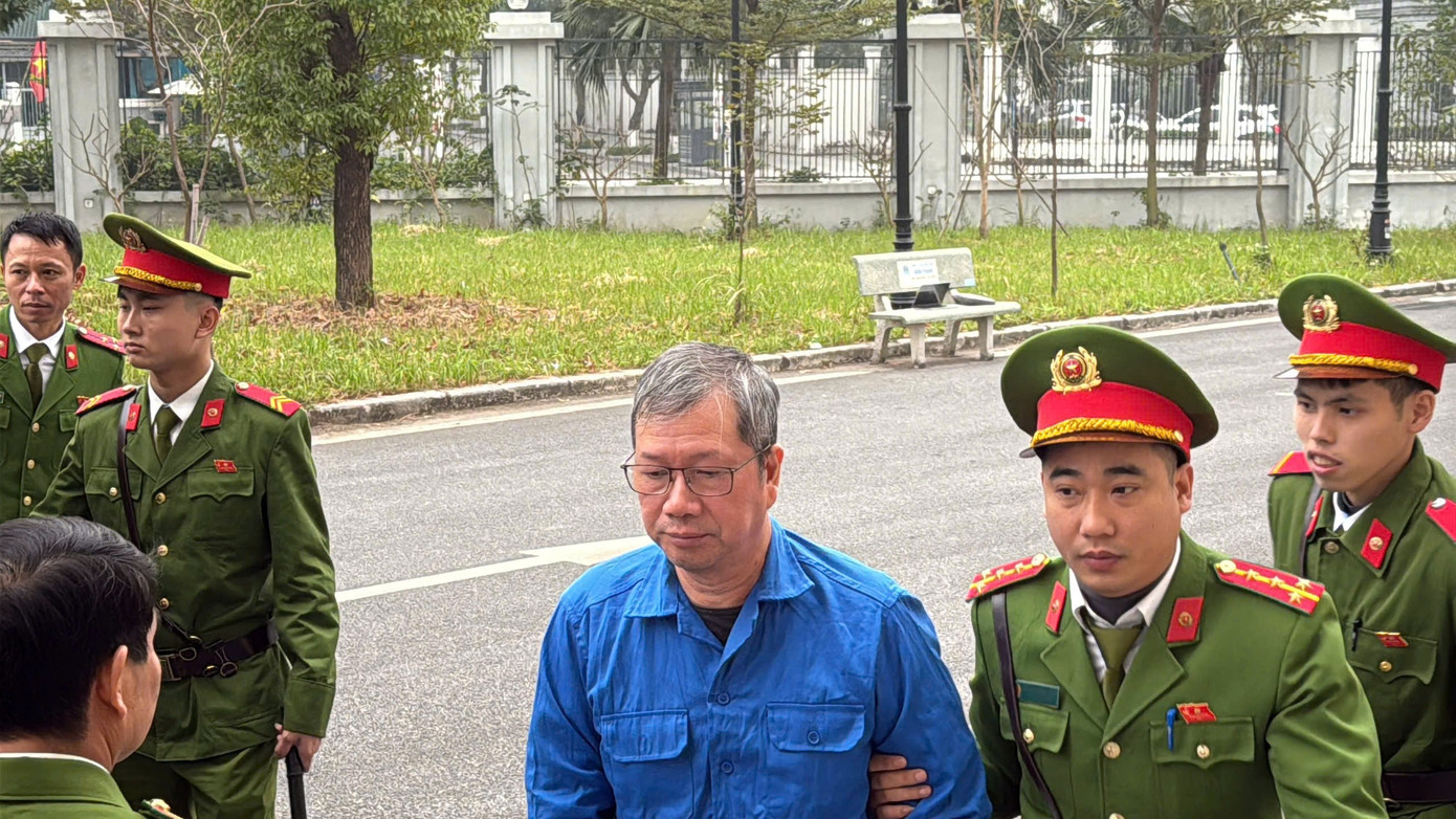 Cảnh sát dẫn giải dàn cựu lãnh đạo Tổng công ty Xi măng Việt Nam đến tòa - Ảnh 4