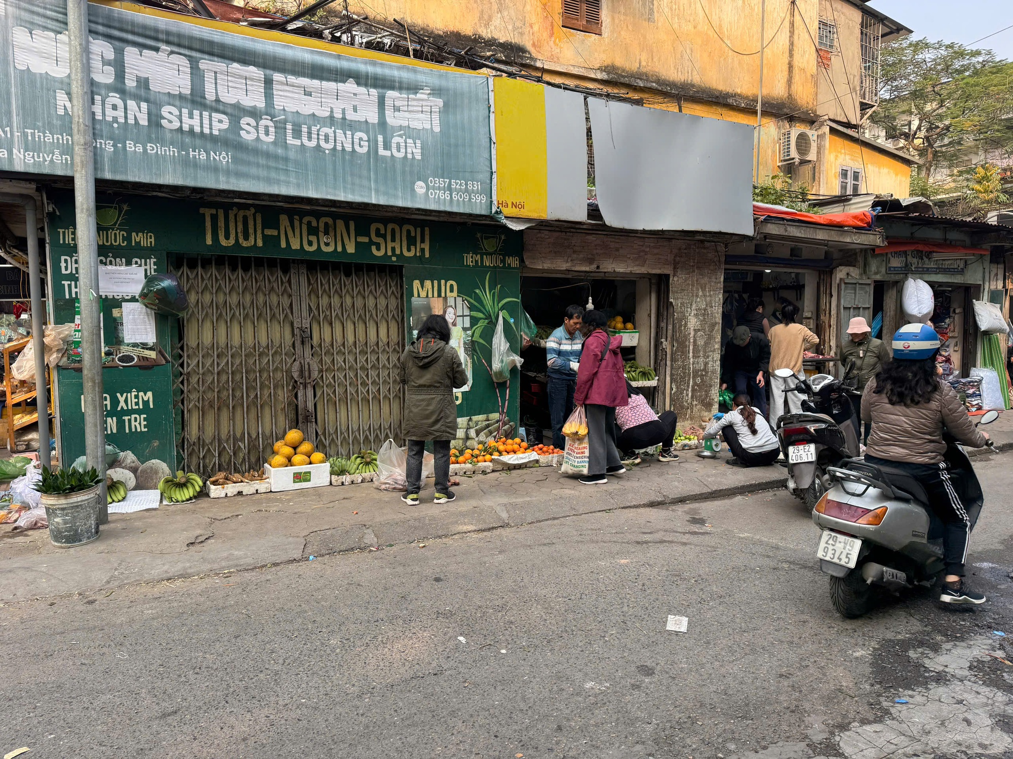 Hà Nội xoá bỏ chợ cóc, tiểu thương lo kế sinh nhai - Ảnh 5