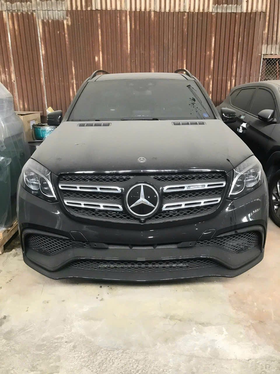 Mercedes-AMG GLS 63 'phủ bụi' gần một thập kỷ tại cảng tái xuất: Xe mới 100%, giá rẻ bất ngờ cho dân chơi sưu tầm - Ảnh 2