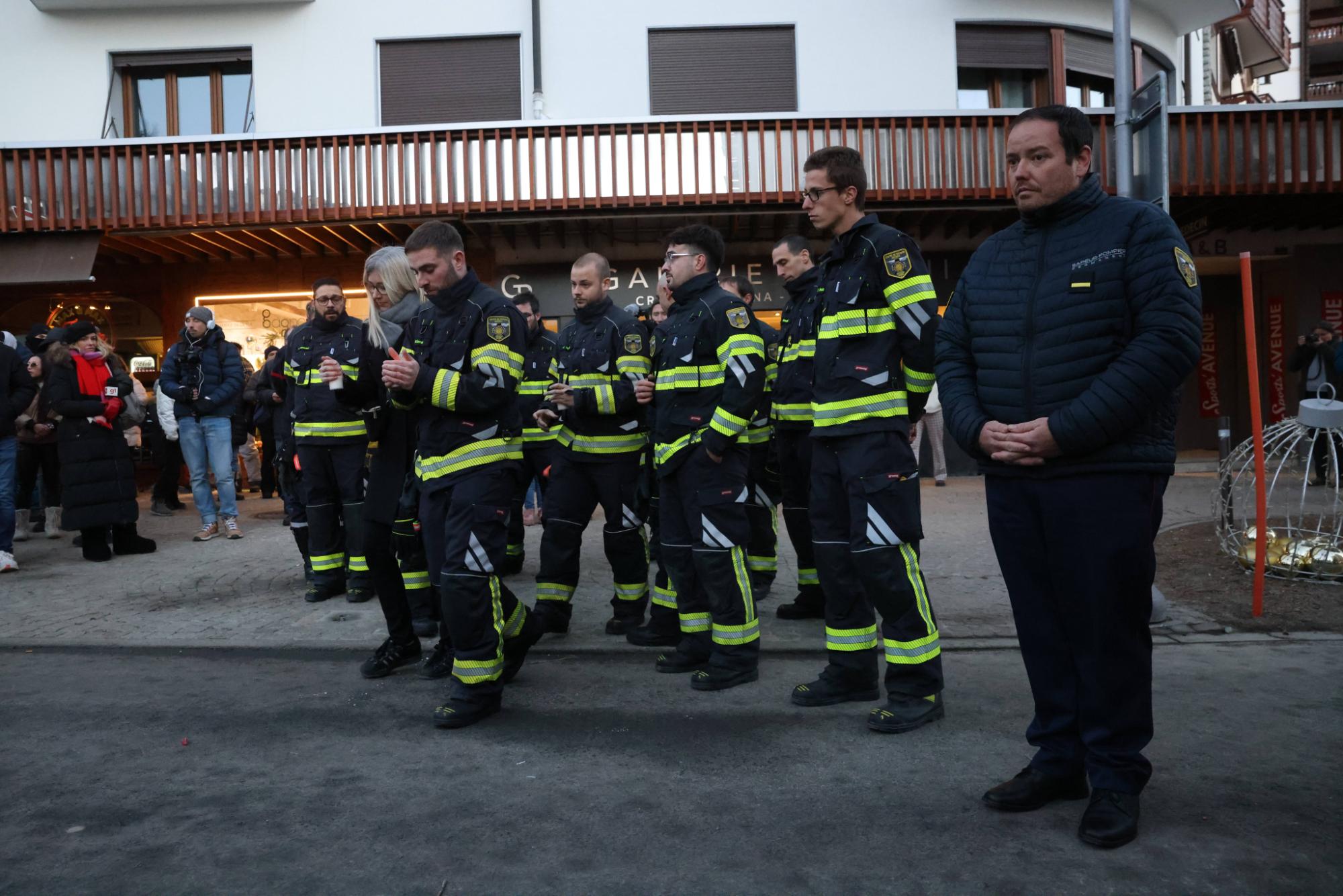 Thuỵ Sĩ bao trùm trong tang thương: Đội cứu hỏa cùng bật khóc khi tưởng niệm các nạn nhân mình không thể cứu sống - Ảnh 4