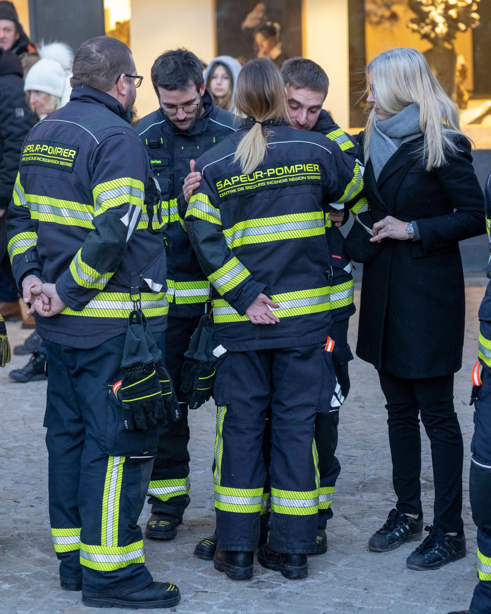 Thuỵ Sĩ bao trùm trong tang thương: Đội cứu hỏa cùng bật khóc khi tưởng niệm các nạn nhân mình không thể cứu sống - Ảnh 6