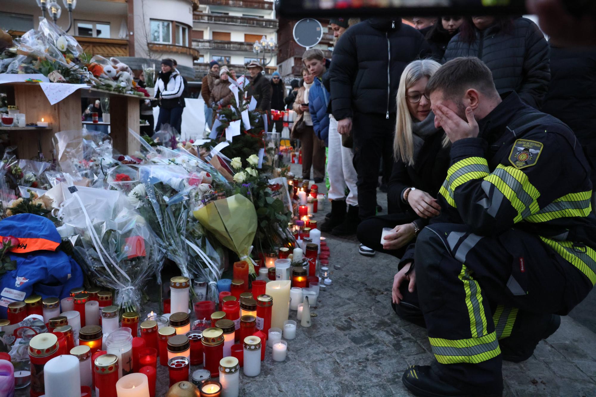 Thuỵ Sĩ bao trùm trong tang thương: Đội cứu hỏa cùng bật khóc khi tưởng niệm các nạn nhân mình không thể cứu sống - Ảnh 7
