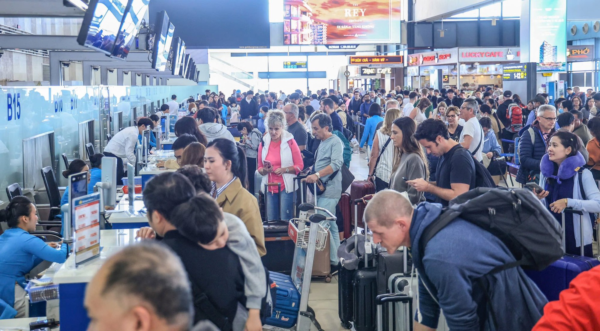 Hàng không thắng lớn trên cả 3 chỉ tiêu - Ảnh 1