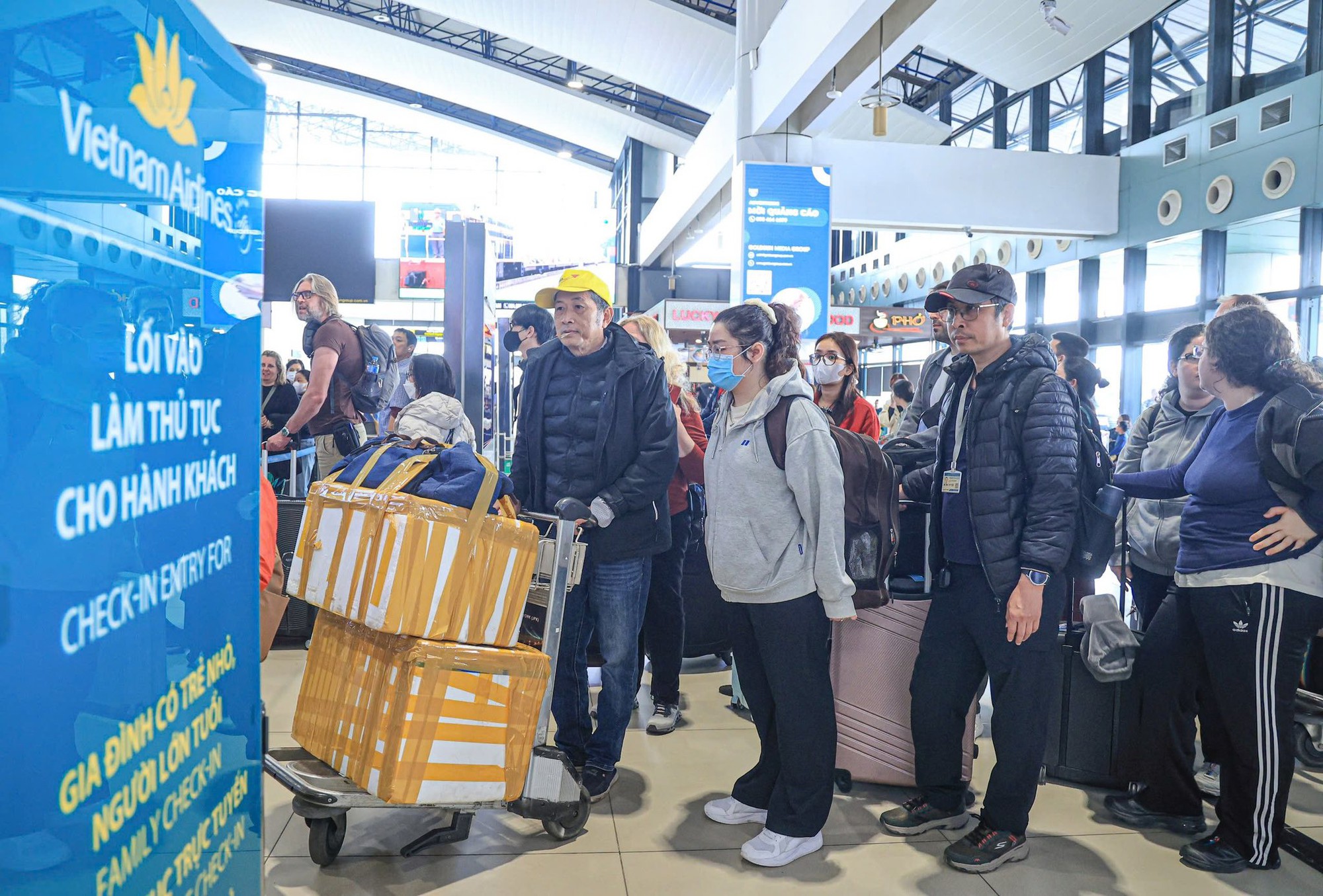 "Cháy vé" nhiều đường bay Tết từ TPHCM đi miền Trung, miền Bắc - Ảnh 1