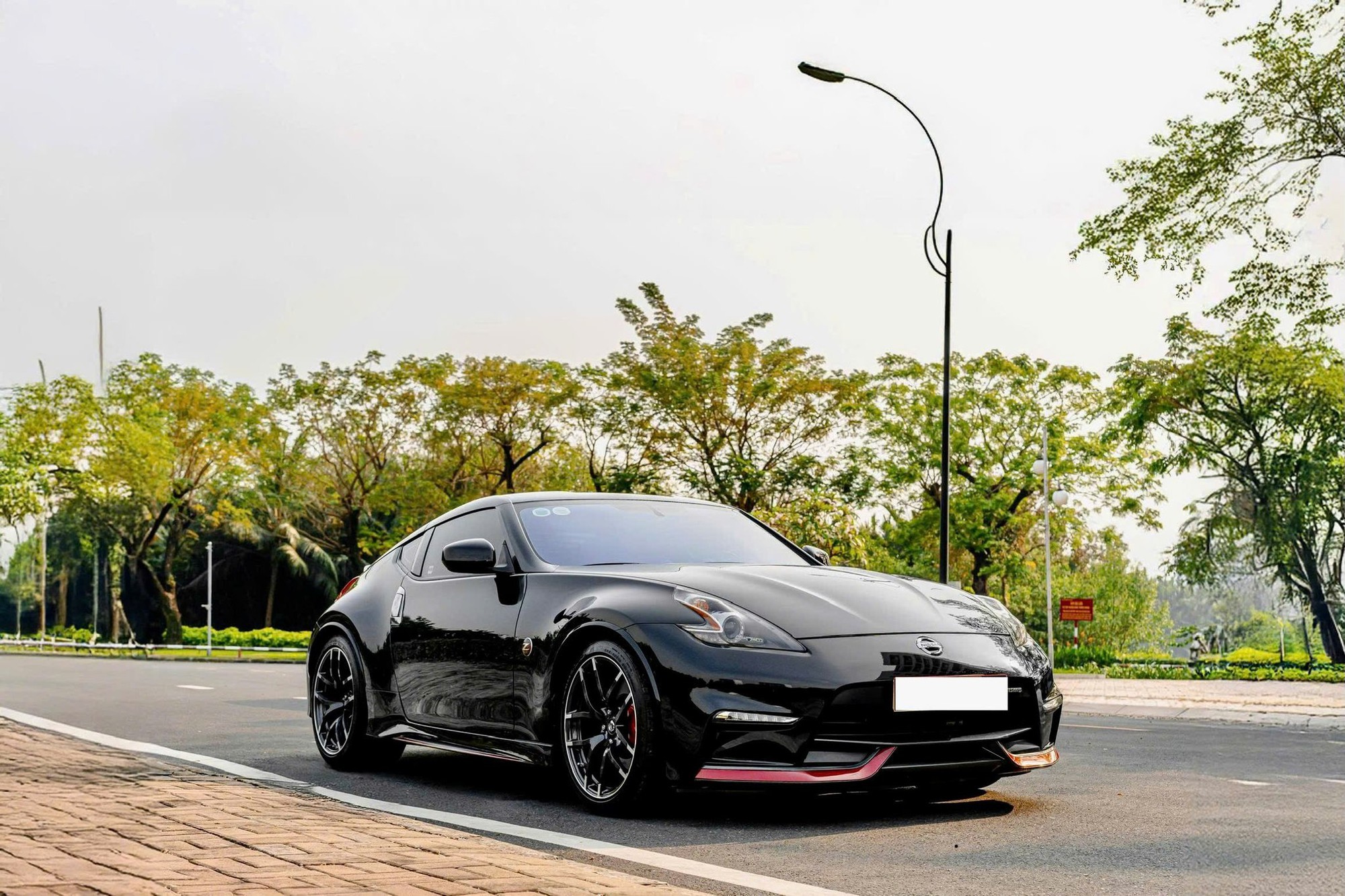 Nissan 370Z Nismo số sàn duy nhất Việt Nam rao 3,7 tỷ đồng: Đắt hơn RX 350 bản 'base' mua mới, bù lại 'xe gần như mới' cho người thích sưu tầm - Ảnh 1