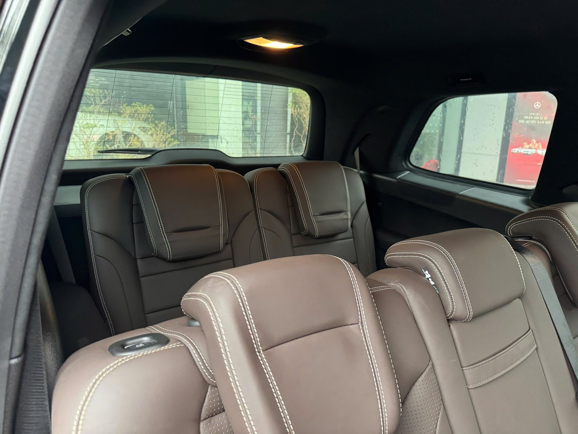 Mercedes-AMG GLS 63 'phủ bụi' gần một thập kỷ tại cảng tái xuất: Xe mới 100%, giá rẻ bất ngờ cho dân chơi sưu tầm - Ảnh 5