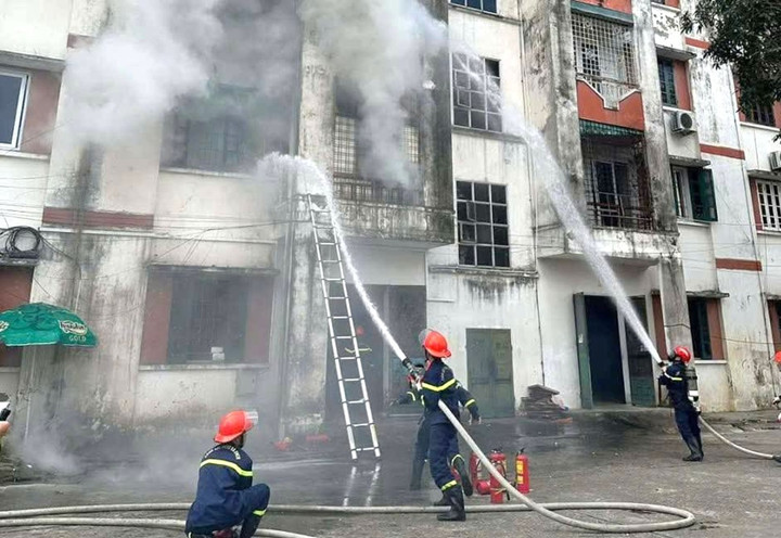 Cháy căn hộ chung cư ở Nghệ An, nhiều tài sản bị thiêu rụi - Ảnh 2