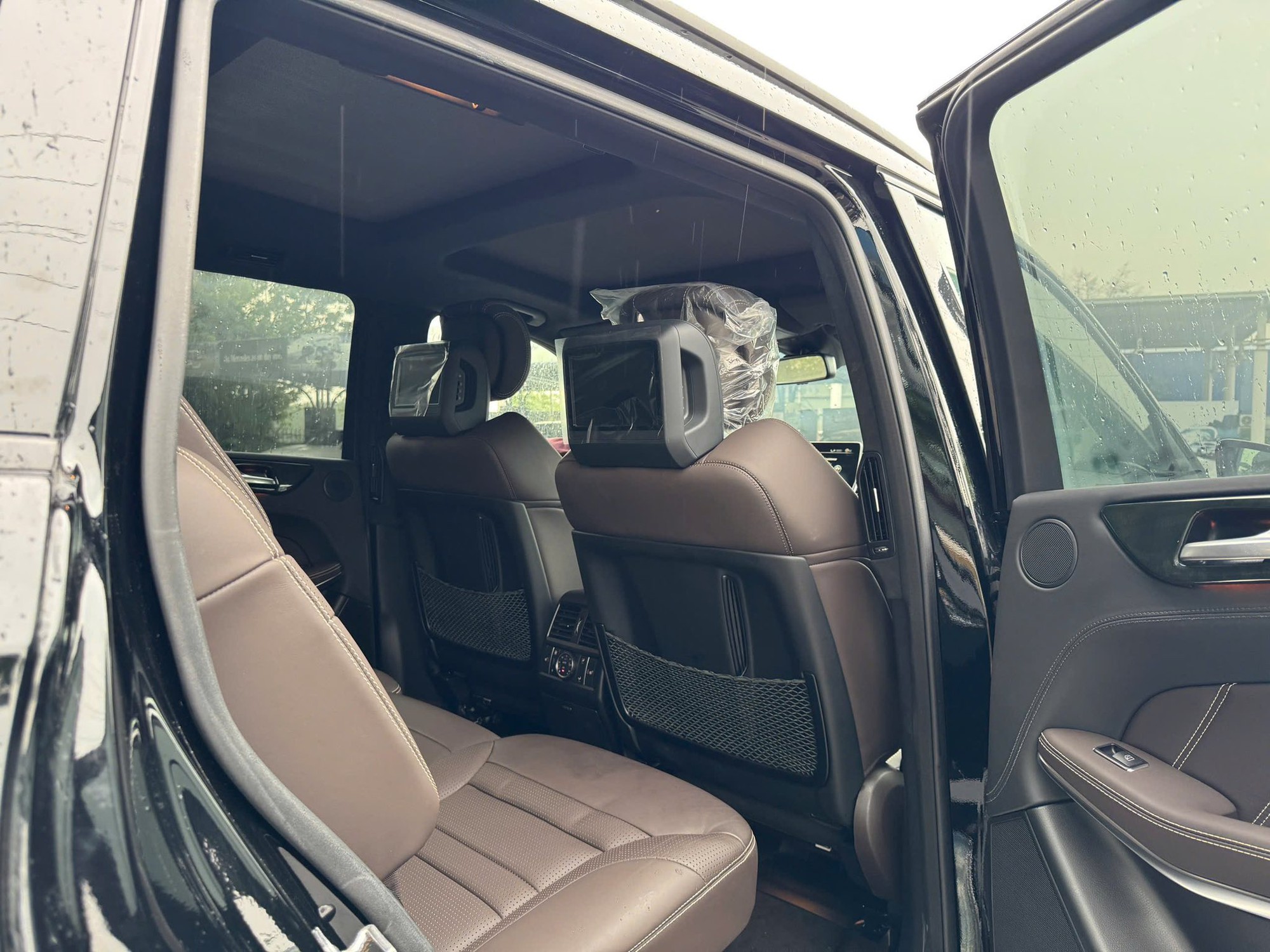 Mercedes-AMG GLS 63 'phủ bụi' gần một thập kỷ tại cảng tái xuất: Xe mới 100%, giá rẻ bất ngờ cho dân chơi sưu tầm - Ảnh 4