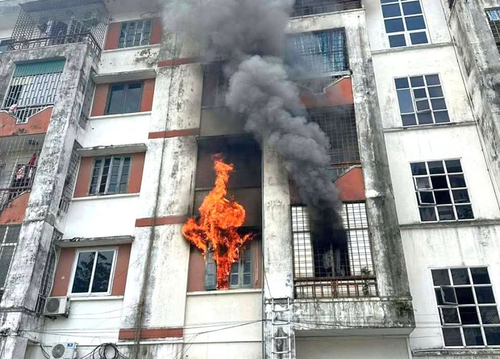 Cháy căn hộ chung cư ở Nghệ An, nhiều tài sản bị thiêu rụi - Ảnh 1