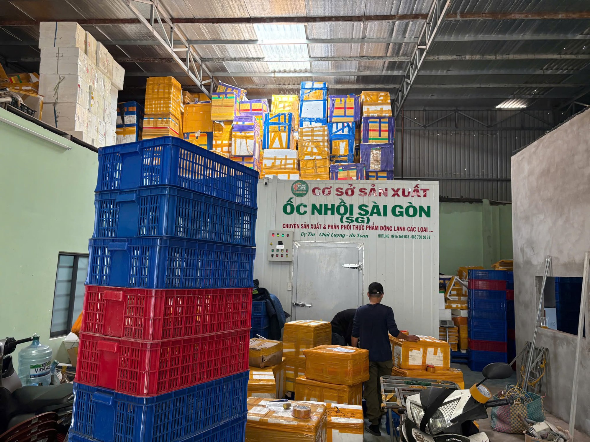 Cận cảnh kho thịt heo "đội lốt" đà điểu, dê, nai, nhím tuồn ra thị trường vừa bị triệt phá - Ảnh 4