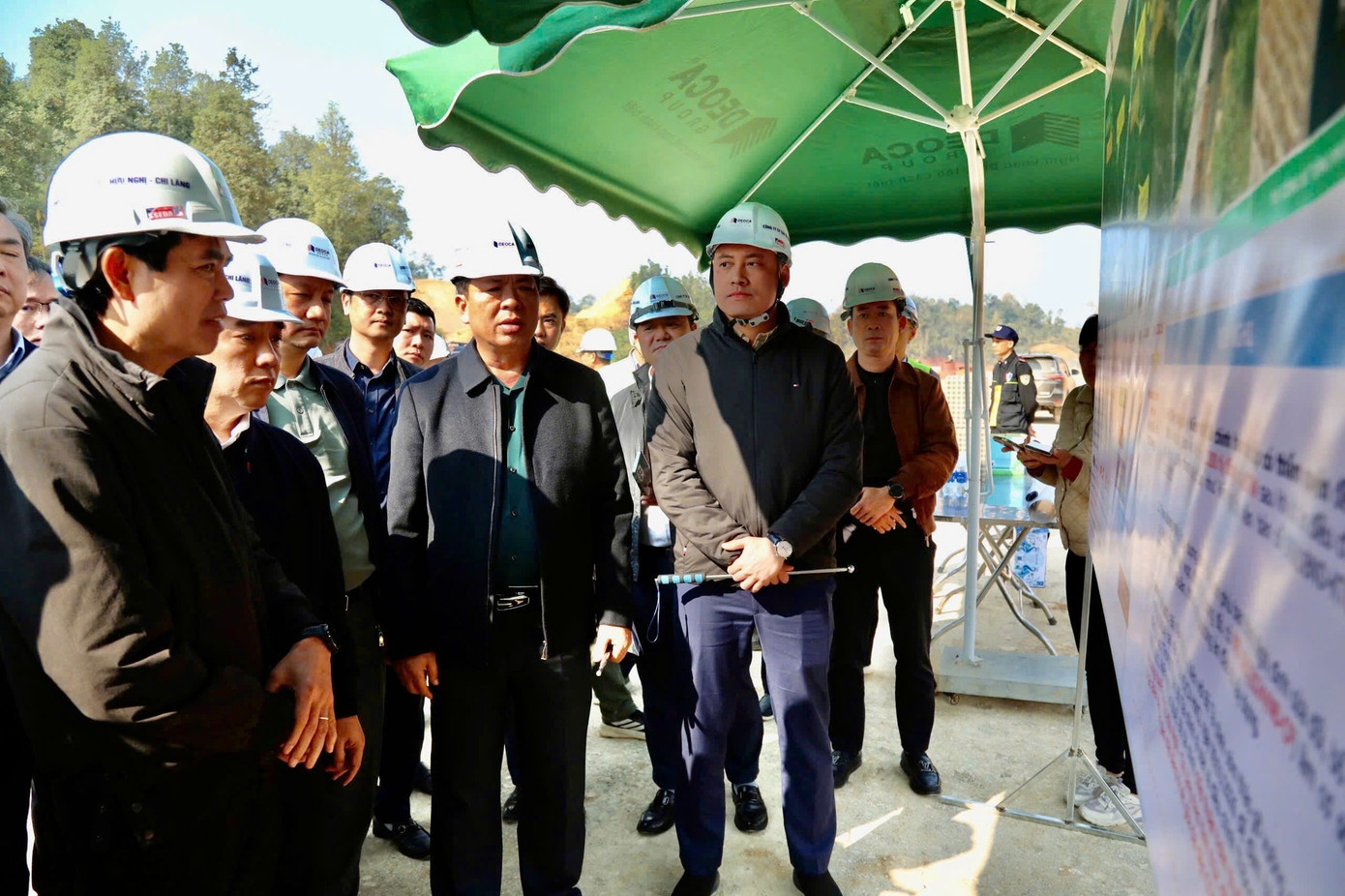 Bộ trưởng Xây dựng kiểm tra dự án cao tốc Hữu Nghị - Chi Lăng - Ảnh 1