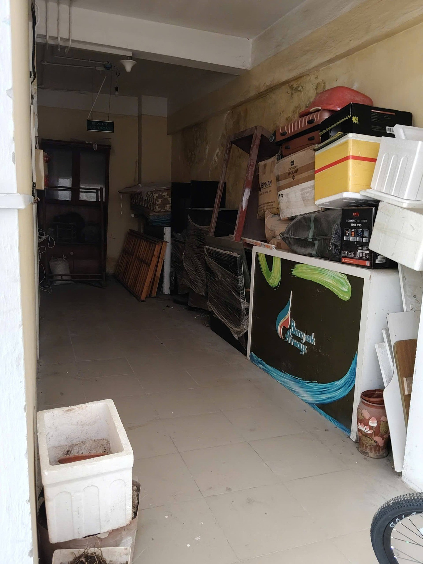 Hà Nội: Cận cảnh hành lang, cầu thang thoát hiểm của chung cư biến thành nhà kho - Ảnh 19