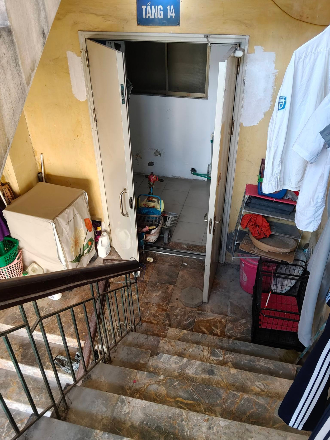 Hà Nội: Cận cảnh hành lang, cầu thang thoát hiểm của chung cư biến thành nhà kho - Ảnh 17