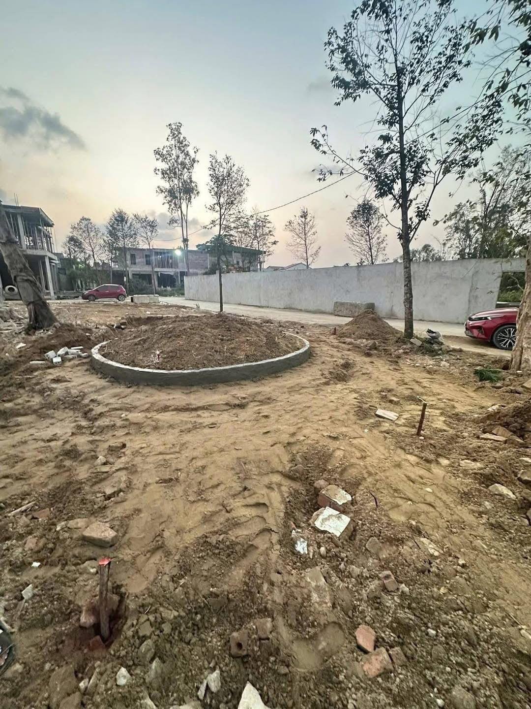 Mua đất, chuẩn bị xây nhà thì chủ cũ bất ngờ đắp mộ giữa đất: Người xây mộ nói gì? - Ảnh 1