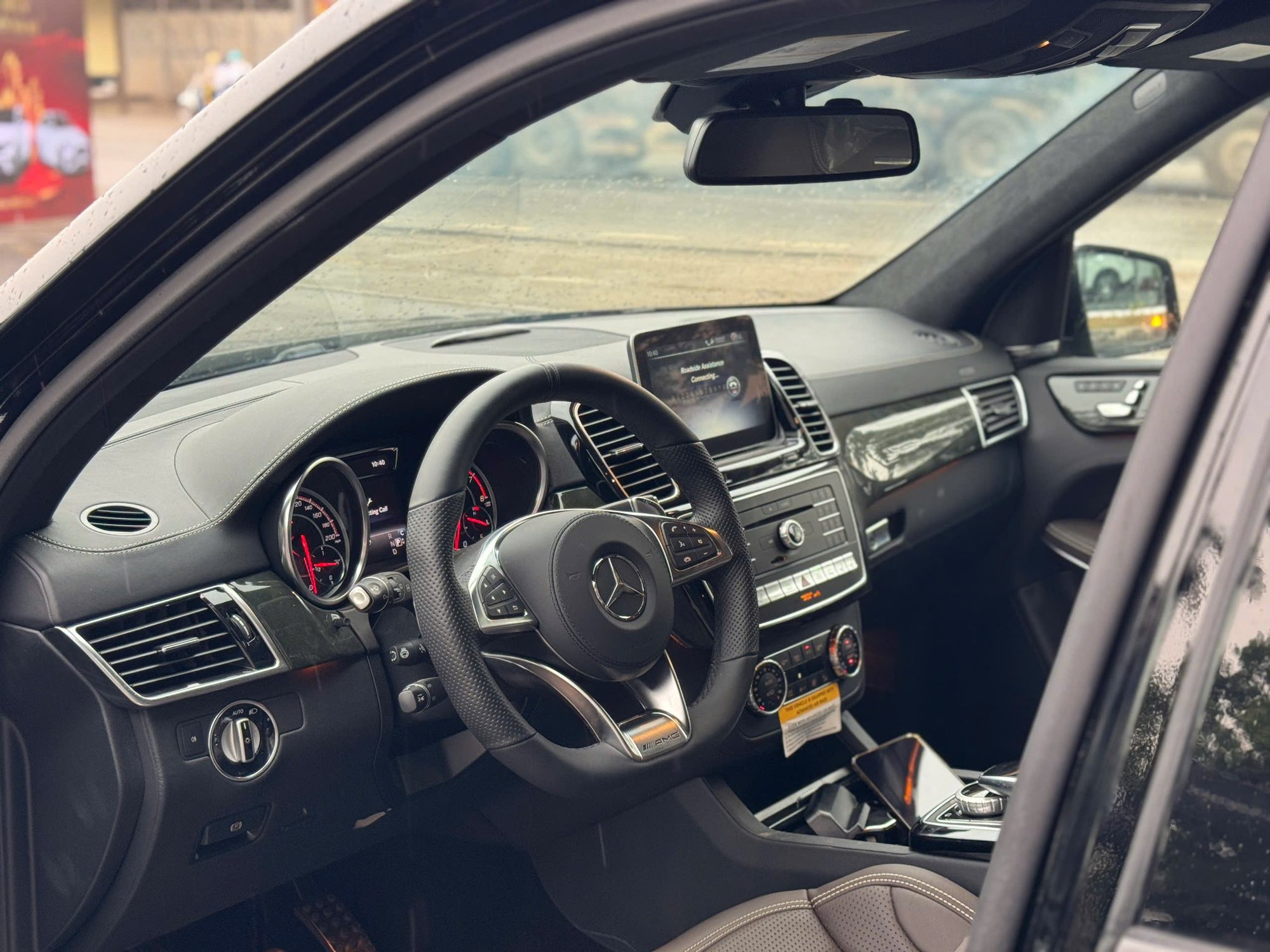 Mercedes-AMG GLS 63 'phủ bụi' gần một thập kỷ tại cảng tái xuất: Xe mới 100%, giá rẻ bất ngờ cho dân chơi sưu tầm - Ảnh 3