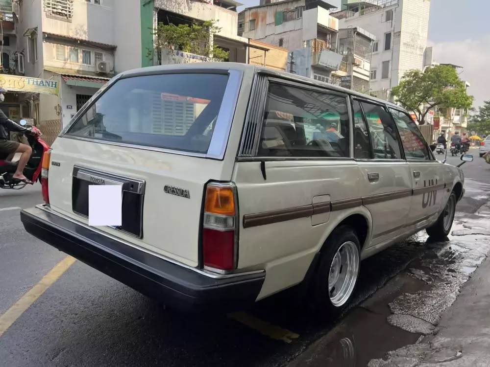 Cận cảnh Toyota Cressida Wagon của ông Đặng Lê Nguyên Vũ: Mẫu xe 'cổ lỗ sĩ' đi ngược xu hướng SUV, khiến giới mộ điệu phải ngả mũ vì cái 'gu' lạ - Ảnh 3