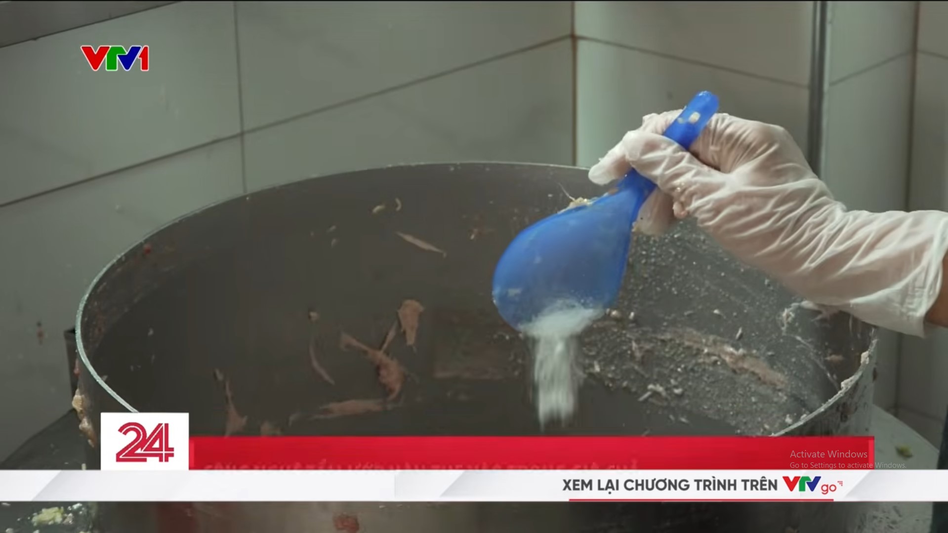 Rùng mình lời khai của chủ cơ sở giò chả trên phố cổ Hà Nội dùng chất cấm: Cho "tí ti" thôi,10kg thịt chỉ cho nửa thìa hàn the - Ảnh 4