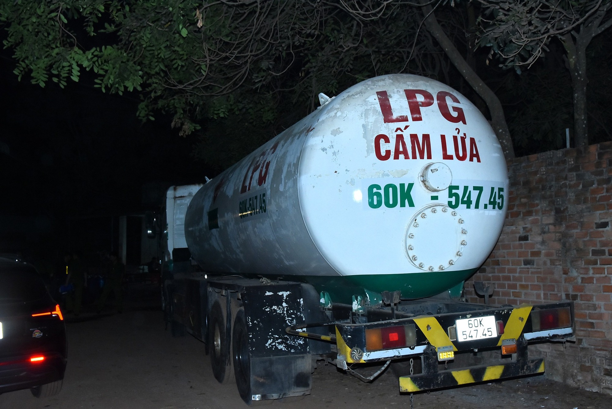 Triệt phá đường dây gas giả: Đồng loạt khám xét 10 địa điểm, thu giữ gần 4.000 bình, 14 xe ô tô - Ảnh 3