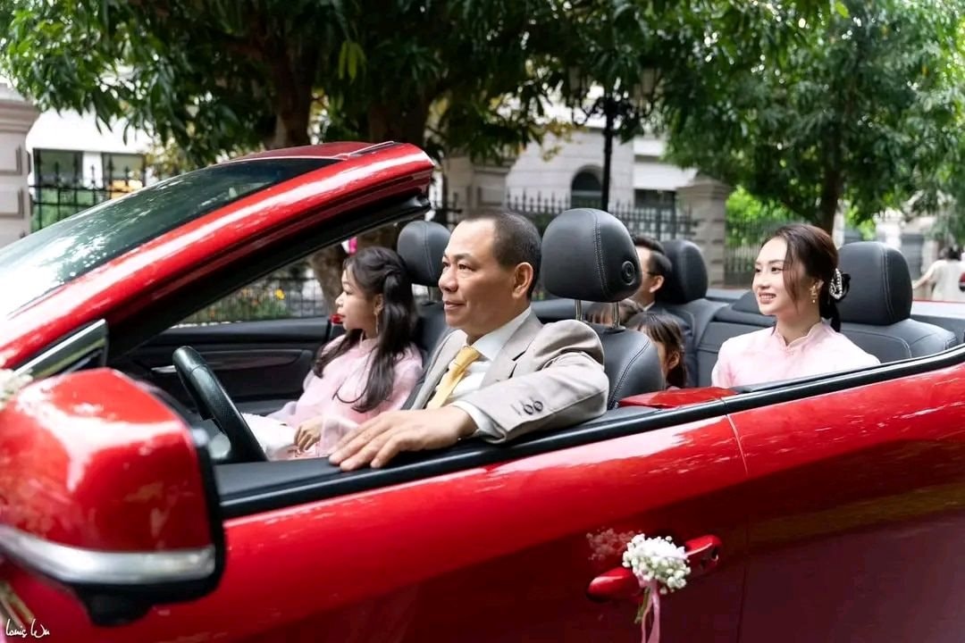 Mãn nhãn dàn xe VinFast độc bản trong đám cưới Minh Hoàng: Tỷ phú Phạm Nhật Vượng đích thân cầm lái - Ảnh 1