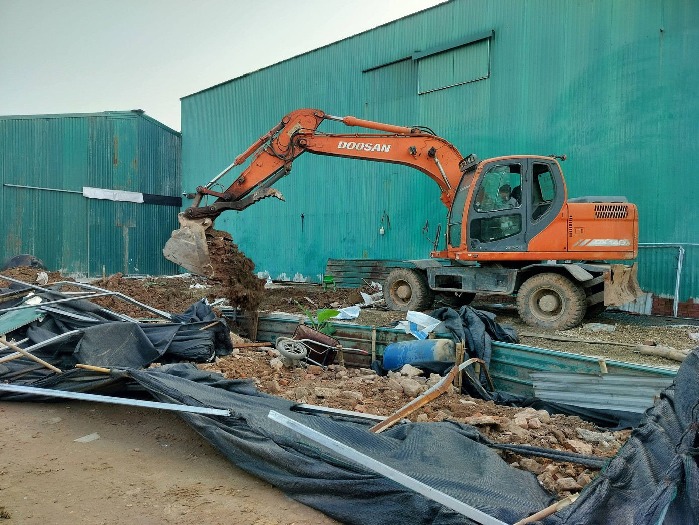 Nhiều xã tại Hà Nội tổ chức cưỡng chế, tháo dỡ công trình xây dựng trên đất nông nghiệp - Ảnh 2